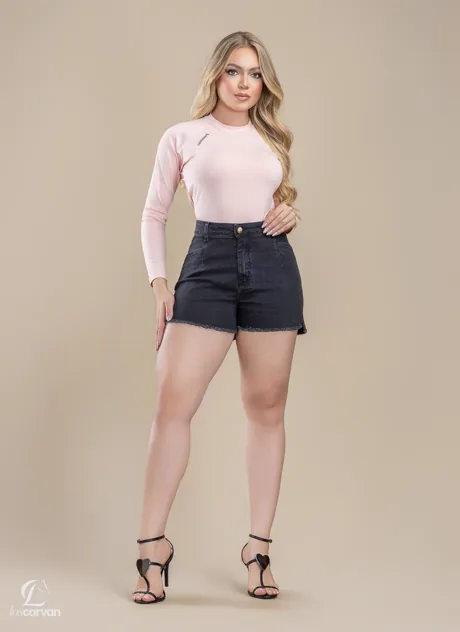 Look feminino Loscarvan com calça jeans e blusa