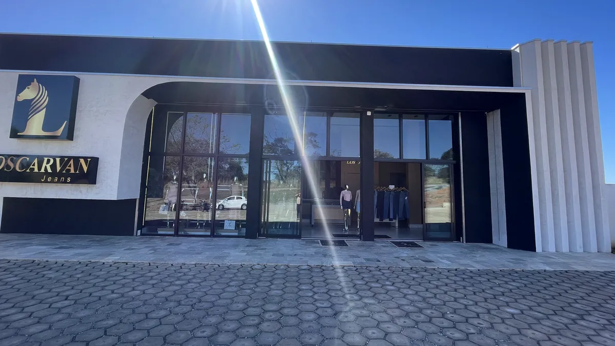 Fachada da loja e fábrica da Loscarvan Jeans em Jaraguá, Goiás, com a logo do cavalo no letreiro